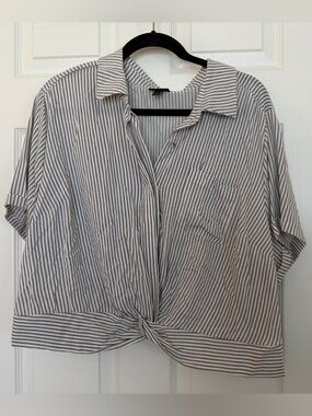 Torrid cropped blue/cream top